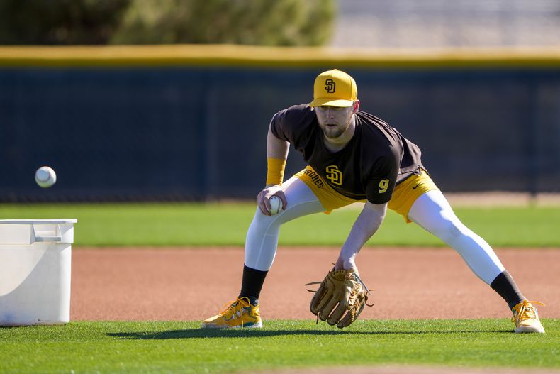 El primera base de los Padres de San Diego Jake Cronenworth realiza un ejercicio de fildeo durante los entrenamientos de primavera en Peoria, Arizona el martes 13 de febrero del 2024. (AP Foto/Lindsey Wasson)