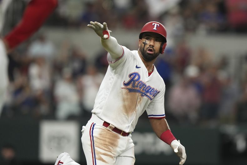 Ezequiel Durán de los Rangers de Texas tras conectar un jonrón ante los Tigres de Detroit, el martes 27 de junio de 2023, en Arlington, Texas. (AP Foto/LM Otero)