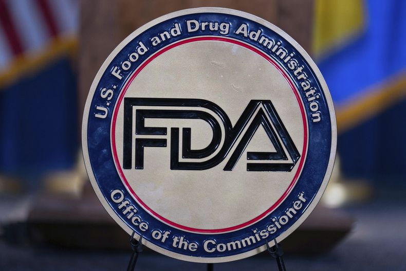 ARCHIVO – El sello de la Administración de Alimentos y Medicamentos de Estados Unidos (FDA, por sus siglas en inglés) en el auditorio del edificio Hubert Humphrey en Washington, el martes 22 de abril de 2025. (AP Foto/Jose Luis Magana, Archivo)
