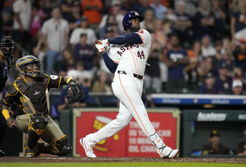 Yordan Alvarez (44), de los Astros de Houston, batea un elevado de sacrificio rumbo al jardín derecho frente a los Padres de San Diego, remolcando a Cam Smith durante la quinta entrada del juego de béisbol de Grandes Ligas el domingo 20 de abril de 2025, en Houston. (AP Foto/Karen Warren)