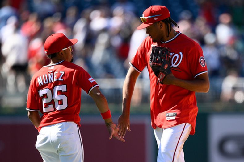 James Wood celebra con su compañero de los Nacionales Nasim Núñez tras ganar el juego ante los Padres de San Diego el domingo 31 de mayo del 2026. (AP Foto/Nick Wass)