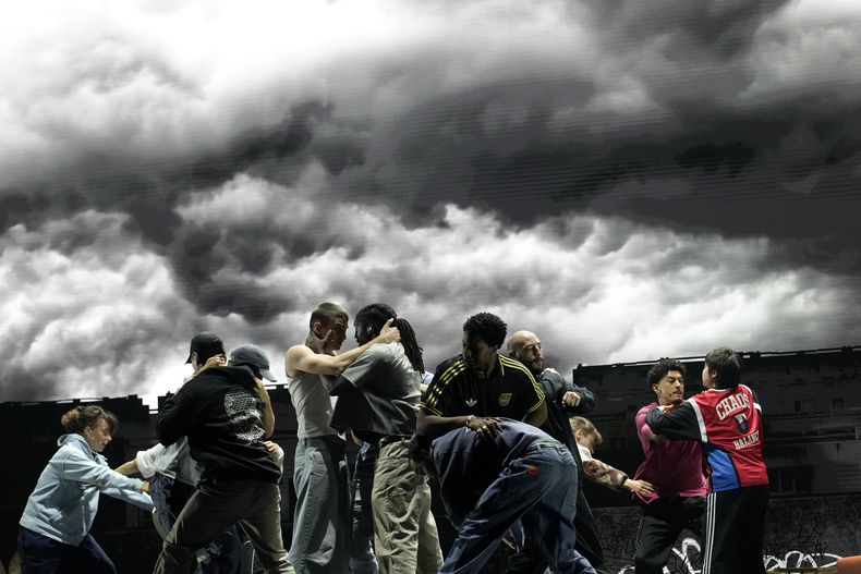 Los actores en un ensayo del espectáculo musical La Haine, en Tremblay en Francia, el martes 17 de septiembre de 2024.