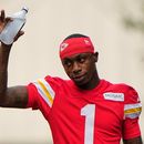 El receptor de los Chiefs de Kansas City Xavier Worthy saluda a los aficionados durante el campamento de entrenamiento del equipo el viernes 31 de julio del 2026. (AP Foto/Charlie Riedel)