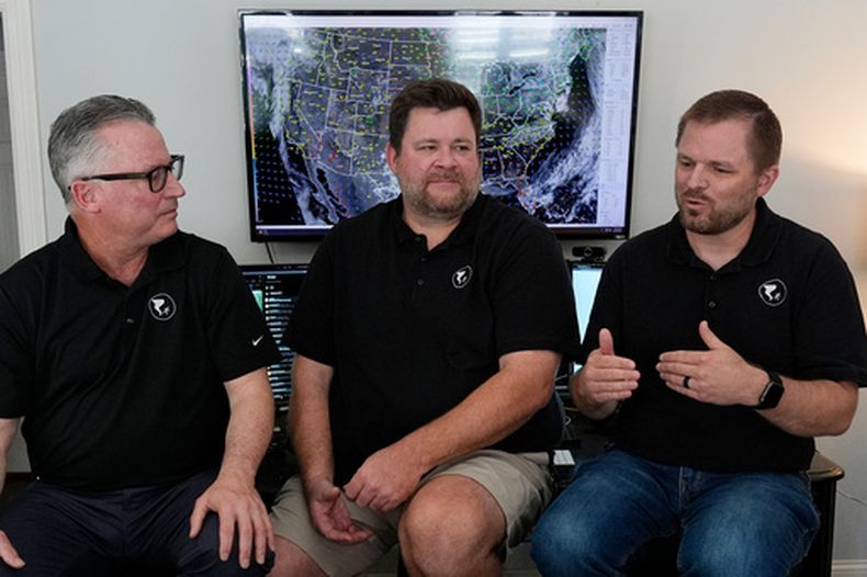 De izquierda a derecha, Tom Johnstone, Will Minkoff y Andrew Leeper, de Nashville Severe Weather, que proporciona vía YouTube información meteorológica local a su comunidad, el lunes 20 de abril de 2026 en Nashville, Tennessee. (Foto AP/George Walker IV)