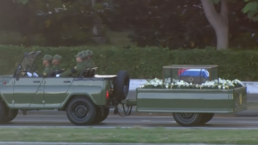 comienza el recorrido del cortejo funebre con las cenizas de castro por cuba