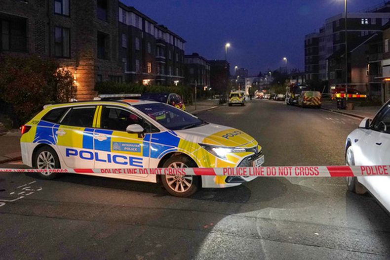 La policía bloquea una calle en Londres, el lunes 23 de marzo de 2026 tras un aparente ataque incendiario contra cuatro vehículos de un servicio judío de ambulancias, Hatzola Northwest, en Londres. (AP Foto/Alberto Pezzali)
