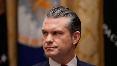 El secretario de Defensa de Estados Unidos, Pete Hegseth escucha hablar al presidente Donald Trump en una reunión del gabinete en la Casa Blanca, el martes 2 de diciembre de 2025, en Washington. (AP Foto/Julia Demaree Nikhinson)