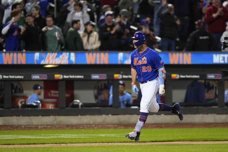 Pete Alonso, de los Mets de Nueva York, festeja tras conectar un jonrón ante los Rays de Tampa Bay, en el juego del miércoles 17 de mayo de 2023 (AP Foto/Frank Franklin II)