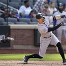 Brenton Doyle pega un hit por los Rockies de Colorado ante los Mets, en Nueva York, el domingo 7 de mayo de 2023. (AP Foto/John Minchillo)
