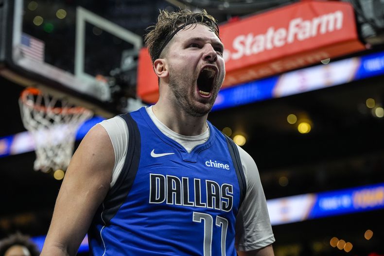 El armador de los Mavericks de Dallas Luka Doncic (77) celebra su enceste ante los Hawks de Atlanta durante la segunda mitad del juego de baloncesto de la NBA, el viernes 26 de enero de 2024. (AP Foto/Mike Stewart)