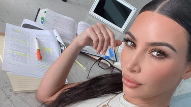 kim kardashian aprueba el examen de primer ano de derecho de california al cuarto intento