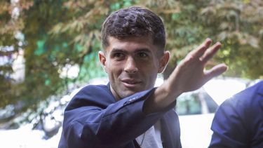 El estadounidense Christian Pulisic saluda a su arribo a Milán para realizarse los exámenes médicos antes de firmaron con el AC Milan el miércoles 12 de julio del 2023. (Stefano Porta/LaPresse via AP)