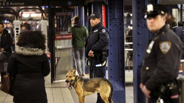 ARCHIVO - Policías patrullan el pasaje que vincula la terminal de autobuses de la Autoridad Portuaria de la ciudad de Nueva York con la estación de metro de Times Square, el 12 de diciembre de 2017, en Nueva York. (AP Foto/Seth Wenig, archivo)