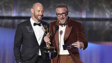 Evan Goldberg, a la izquierda, y Seth Rogen aceptan el premio a la mejor dirección en una serie de comedia por The Studio durante la 77a edición de los Premios Emmy el domingo 14 de septiembre de 2025 en el Teatro Peacock de Los Ángeles. (Foto AP/Chris Pizzello)