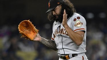 El abridor de los Gigantes de San Francisco, Sean Manaea, aplaude luego de conseguir un out en el juego ante los Dodgers de Los Ángeles, el viernes 22 de septiembre de 2023 (AP Foto/Alex Gallardo)