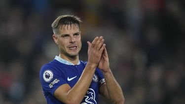 ARCHIVO - Foto del 19 de octubre del 2022, el español Cesar Azpilicueta del Chelsea aplaude tras el juego de la Liga Premier ante el Brentford. El jueves 6 de julio del 2023, Azpilicueta firma por un año con el Atlético de Madrid. (AP Foto/Alastair Grant, Archivo)