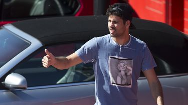 americateve | El jugador del Atl&eacute;tico de Madrid, Diego Costa, llega al centro de entrenamiento del club el martes, 8 de abril de 2014, en Madrid. (AP Photo/Paul White)