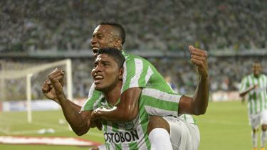 americateve | Luis Carlos Ruiz (adelante), del Atl&eacute;tico Nacional de Colombia, festeja con su compa&ntilde;ero Jonathan Copete, luego de anotar el tanto de su equipo ante Sao Paulo en la ida de las semifinales de la Copa Sudamericana, el mi&eacute;rcoles 19 de no