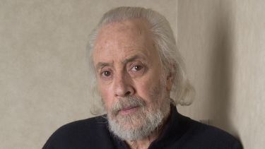 ARCHIVO - El guionista Robert Towne posa en el Hotel Regency, el 7 de marzo de 2006, en Nueva York. Towne, el guionista galardonado con el Oscar por Shampoo, The Last Detail y otras películas aclamadas cuyo trabajo en Chinatown se convirtió en un modelo de esta forma de arte murió el lunes. 1 de julio de 2024, dijo la publicista Carri McClure. (AP Foto /Jim Cooper, archivo)