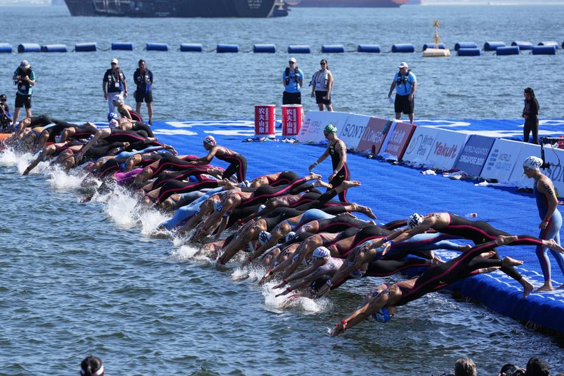 Las nadadoras se lanzan al agua para el comienzo de la carrera de 10km en aguas abiertas del Mundial de natación, el miércoles 16 de julio de 2025, en Singapur. (AP Foto/Vincent Thian)