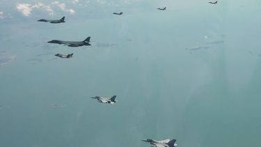 En esta imagen proporcionada por la Fuerza Aérea Surcoreana, dos bombarderos B-1B de la Fuerza Aérea estadounidense, arriba a la izquierda, sobrevuelan la península de Corea con cazas F-35A y F16 de la Fuerza Aérea surcoreana y aviones F-16 estadounidenses, en Corea del Sur, durante unas maniobras aéreas conjuntas de Seúl y Washington en un lugar no revelado de Coreea del Sur, el martes 15 de abril de 2025. (Fuerza Aérea de Corea del Sur via AP)