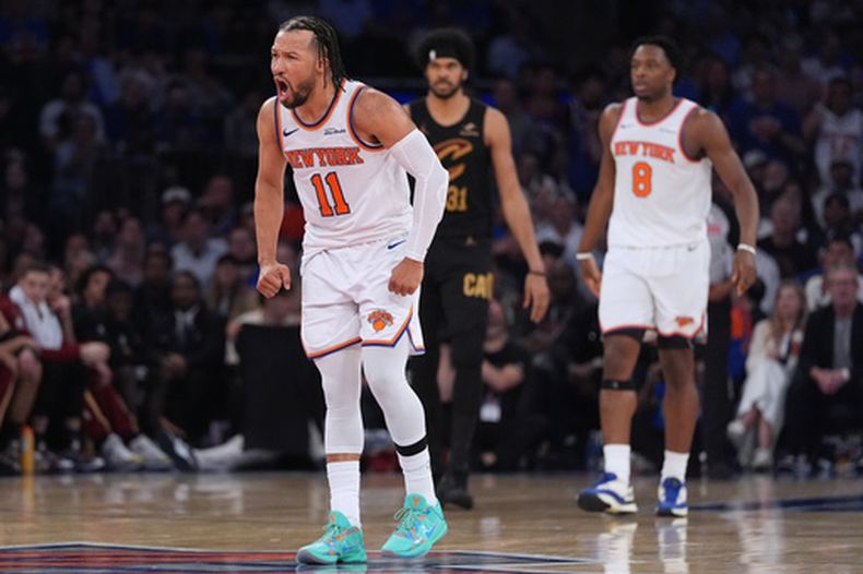 Jalen Brunson, de los Knicks de Nueva York, festeja luego de encestar ante los Cavaliers de Cleveland en el primer partido de la final de la Conferencia Este, el martes 19 de mayo de 2026 (AP Foto/Seth Wenig)