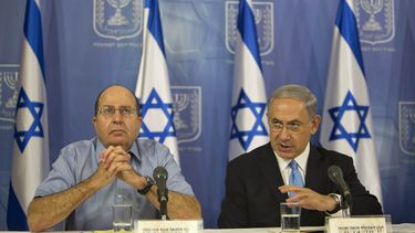 americateve | El primer ministro israel&iacute; Benjamin Netanyahu, a la derecha, y el ministro israel&iacute; de Defensa, Moshe Yaalon, conversan con la prensa en Tel Aviv, Israel. Ntanyahu advirti&oacute; el s&aacute;bado a Hamas que "pagar&aacute; un precio in