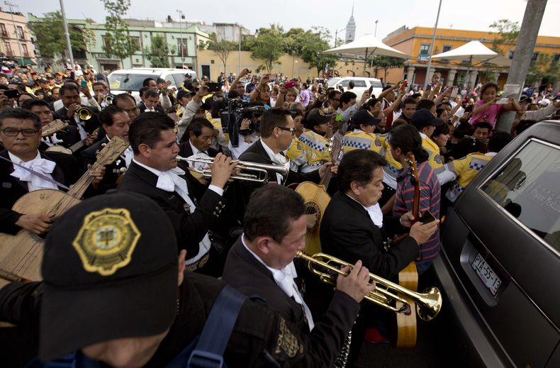ESP-MUS_JOAN_SEBASTIAN-FUNERAL-2.jpg
