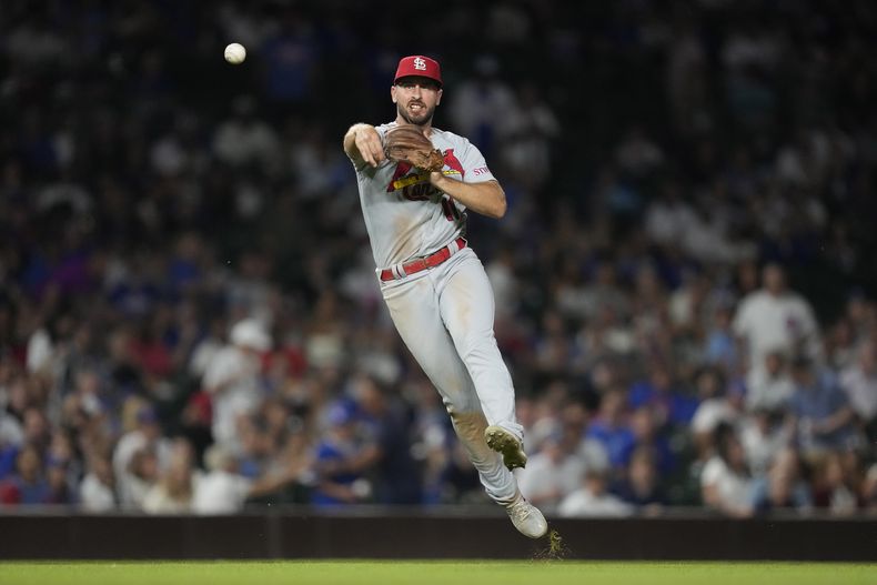 El torpedero de los Cardenales de San Luis Paul DeJong saca out en primera base a Christopher Morel de los Cachorros de Chiocago, el jueves 20 de julio de 2023. (AP Foto/Charles Rex Arbogast)