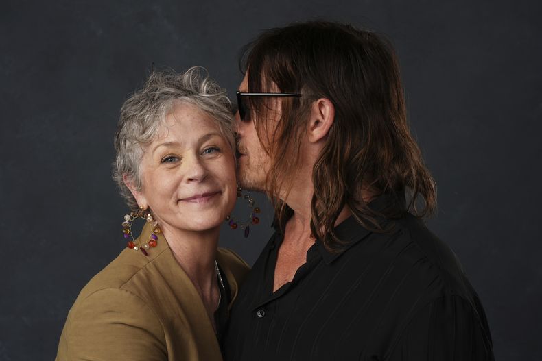 Melissa McBride, a la izquierda, y Norman Reedus posan para un retrato para promocionar The Walking Dead: Daryl Dixon durante la Comic-Con International el viernes 25 de julio de 2025, en San Diego. (Foto AP/Chris Pizzello)