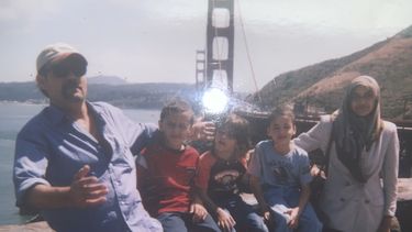 Esta imagen sin fecha proporcionada por Fadi Sckak muestra a Abedalla Sckak con su esposa Zahra Sckak e hijos. Abedalla Sckak, de 56 años, murió tras ser baleado el mes pasado durante los combates en la Franja de Gaza. Es padre de tres hijos estadounidenses. La familia alberga esperanzas de que Zahra Sckak sea rescatada, pues está atrapada en la Ciudad de Gaza. (Fadi Sckak vía AP)