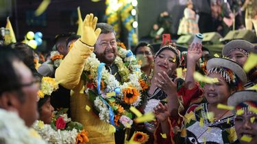 El candidato presidencial Samuel Doria Medina saluda durante un mitin de cierre de campaña en El Alto, Bolivia, el miércoles 13 de agosto de 2025. (AP Foto/Juan Karita)
