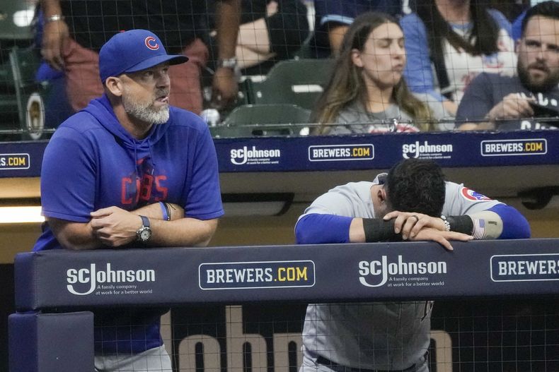 David Ross y el brasileño Yan Gomes, se lamentan por la eliminación de los Cachorros de Chicago, el sábado 30 de septiembre de 2023, pese a vencer a los Cerveceros de Milwaukee (AP Foto/Morry Gash)