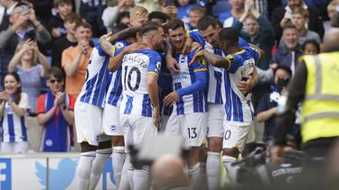 Pascal Gross celebra tras anotar un gol para Brighton en la victoria 3-1 ante Southampton en la Liga Premier inglesa, domingo 21 de mayo de 2023. (Gareth Fuller/PA vía AP)