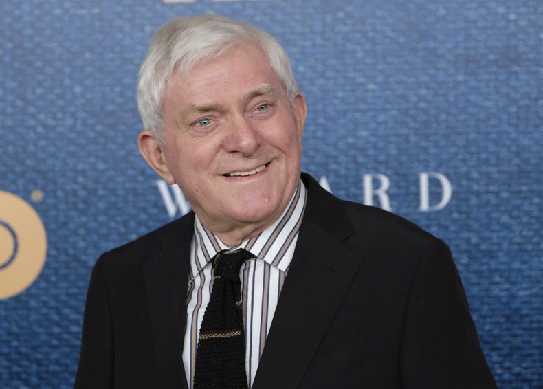 ARCHIVO - Phil Donahue asiste a una proyección de The Wizard of Lies de HBO el 11 de mayo de 2017 en Nueva York. Donahue, cuyo pionero programa de entrevistas diurno lanzó un género televisivo imborrable, falleció. Tenía 88 años. (Foto Charles Sykes/Invision/AP, archivo)