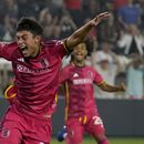Miguel Pérez, del St. Louis City, festeja luego de anotar en el encuentro ante los Whitecaps de Vancouver, el sábado 27 de mayo de 2023 (AP Foto/Jeff Roberson)