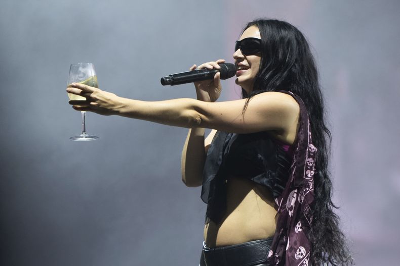 Charli xcx actúa durante el Festival de Glastonbury en Worthy Farm, Somerset, Inglaterra, el sábado 28 de junio de 2025. (Scott A Garfitt/Invision/AP)
