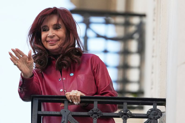ARCHIVO - La expresidenta argentina Cristina Fernández saluda a sus seguidores desde su balcón dos días después de que la Corte Suprema de Justicia ratificara su condena por corrupción en Buenos Aires, Argentina, 12 de junio de 2025. (Foto AP/Natacha Pisarenko, Archivo)