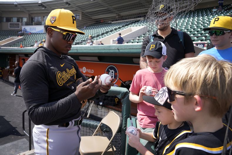 El segunda base de los Piratas de Pittsburgh Termarr Johnson firma autógrafos previo a un juego de pretemporada contra los Tigres de Detroit, el sábado 9 de marzo de 2024, en Lakeland, Florida. (AP Foto/Charlie Neibergall)