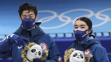 Fuente: Bach ofrece antorchas a patinadoras de EEUU