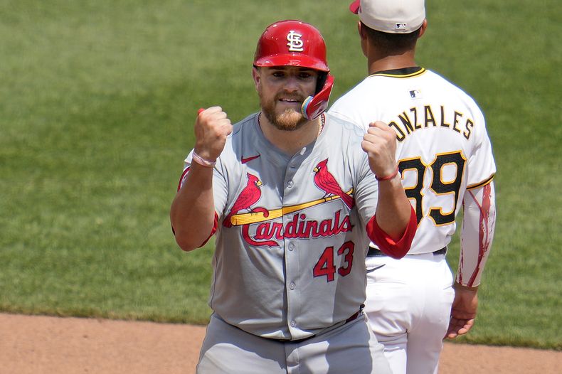 El venezolano de los Cardenales de San Luis Pedro Pagés celebra tras empujar una carrera ante el relevista de los Piratas de Pittsburgh Dennis Santana en la décima entrada del jueves 4 de julio del 2024. (AP Foto/Gene J. Puskar)