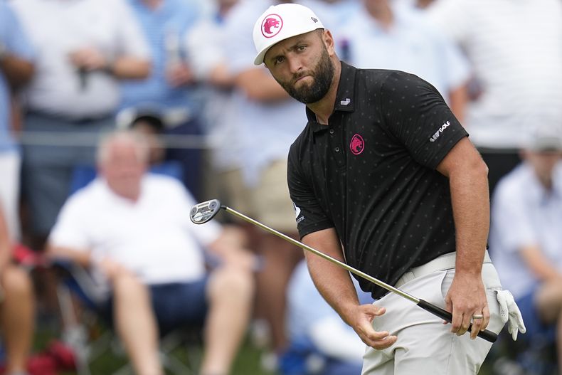 El español Jon Rahm se molesta tras fallar un putt en el hoyo 7 de la primera ronda del Campeonato de la PGA, el jueves 16 de mayo de 2024 (AP Foto/Sue Ogrocki)