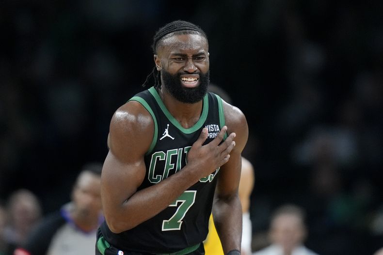 Jaylen Brown, base de los Celtics de Boston, festeja en el segundo partido de la final de la Conferencia Este ante los Pacers de Indiana, el jueves 23 de mayo de 2024 (AP Foto/Steven Senne)