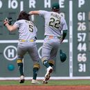Jacob Wilson (5), de los Atléticos, atrapa un elevado mientras choca con su compañero Jeff McNeil (22) durante la segunda entrada del juego de béisbol de Grandes Ligas frente a los Medias Rojas de Boston, el domingo 9 de agosto de 2026, en Boston. (AP Foto/Mark Stockwell)