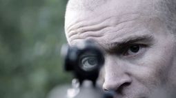 En esta imagen sin fechar, proporcionada por Neon, el ex boina verde estadounidense Jordan Goudreau sostiene un fusil de asalto durante un documental sobre su participación en un intento de golpe de Estado contra el presidente venezolano Nicolas Maduro. (Neon vía AP)