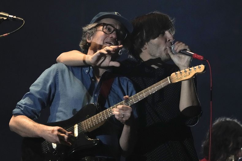 El guitarrista Laurent Brancowitz, izquierda, y el vocalista Thomas Mars de la banda Phoenix durante su concierto en el festival Corona Capital de la Ciudad de México el viernes 17 de noviembre de 2023. (Foto AP/Eduardo Verdugo)