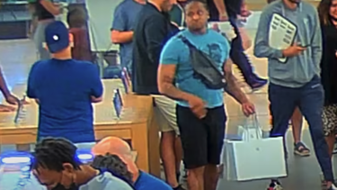 captado en camara el robo de mas de 7 mil dolares en una tienda de apple
