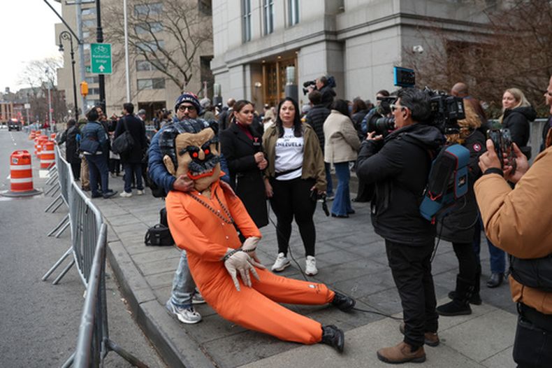 Un manifestante sostiene una efigie del expresidente venezolano Nicolás Maduro frente al tribunal federal de Manhattan antes de una audiencia judicial en el caso de tráfico de drogas contra Maduro, el jueves 26 de marzo de 2026 en Nueva York. (Foto AP/Heather Khalifa)