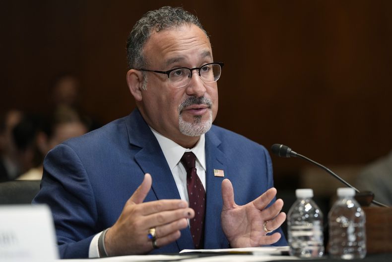 ARCHIVO - El secretario de Educación de Estados Unidos, Miguel Cardona, declara durante una sesión del subcomité presupuestario del Senado sobre servicios humanos, salud, empleo, educación y agencias relacionadas en el Capitolio, Washington, el 30 de abril de 2024, (AP Foto/Susan Walsh)