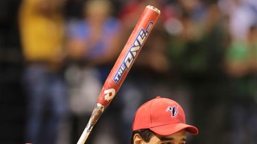 americateve | El presidente de Venezuela Nicol&aacute;s Maduro se prepara para batear en un juego amistoso de softbol por la paz y la vida, en Caracas, el s&aacute;bado 11 de enero de 2014. (Foto AP/Presidencia de Miraflores)